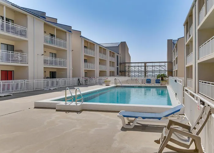 Orange Retreat W/ 4 Pools - Walk To Beach! Holiday home Gulf Shores